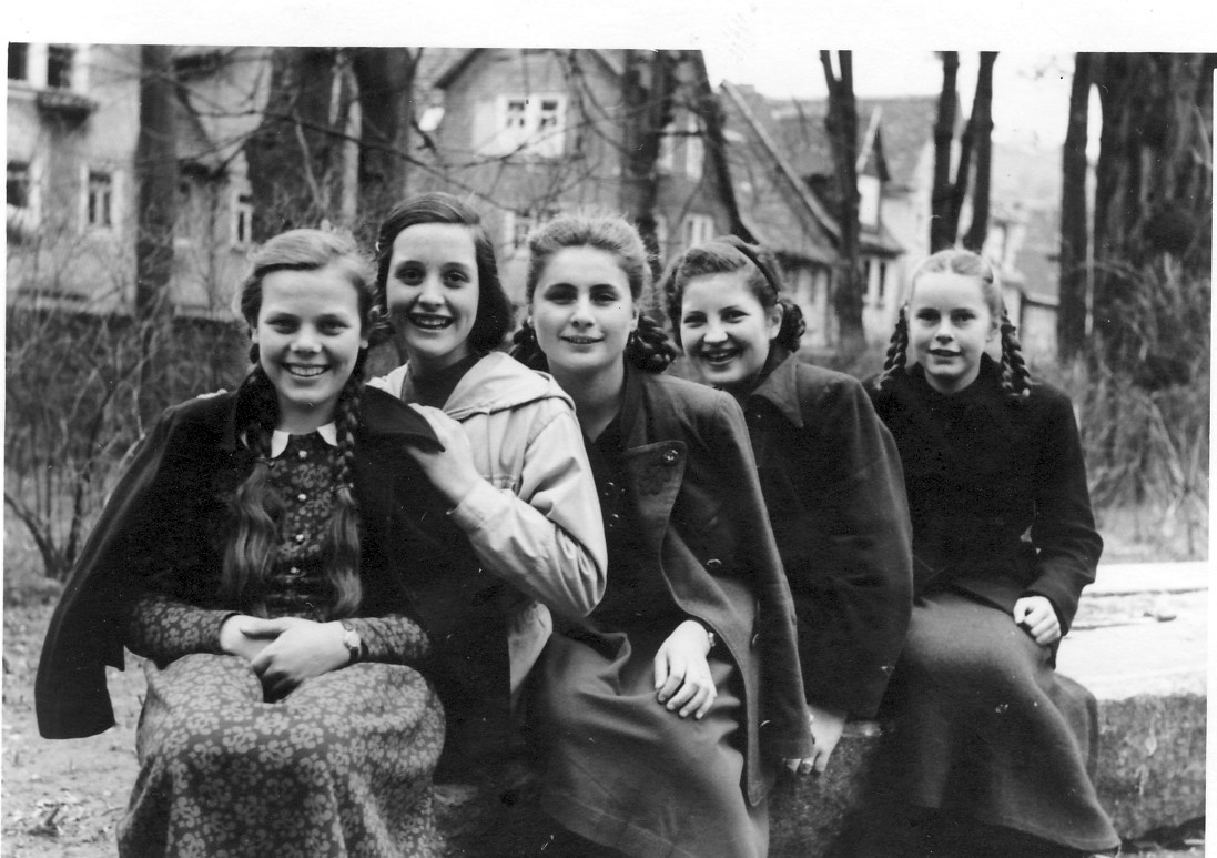 1950 Schuelerinnen am Gymnasium Anfang der 50er Jahre